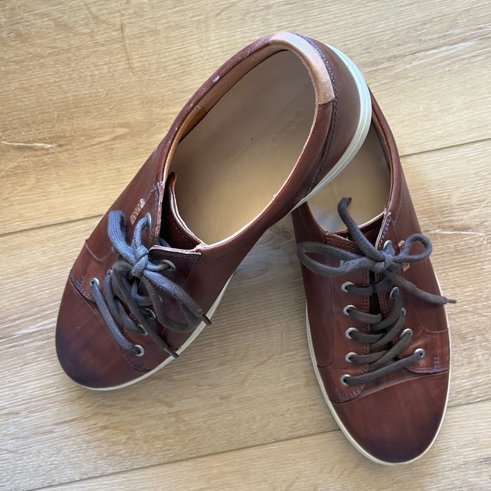 Men’s Classic Ecco Brown Sneakers.